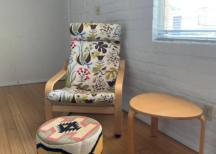 Tranquil, Conveniently Located 2 Bedroom Apartamento