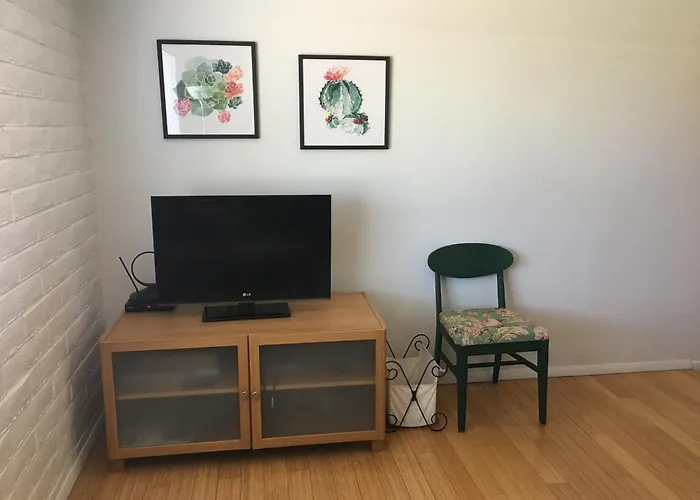 Tranquil, Conveniently Located 2 Bedroom Apartamento