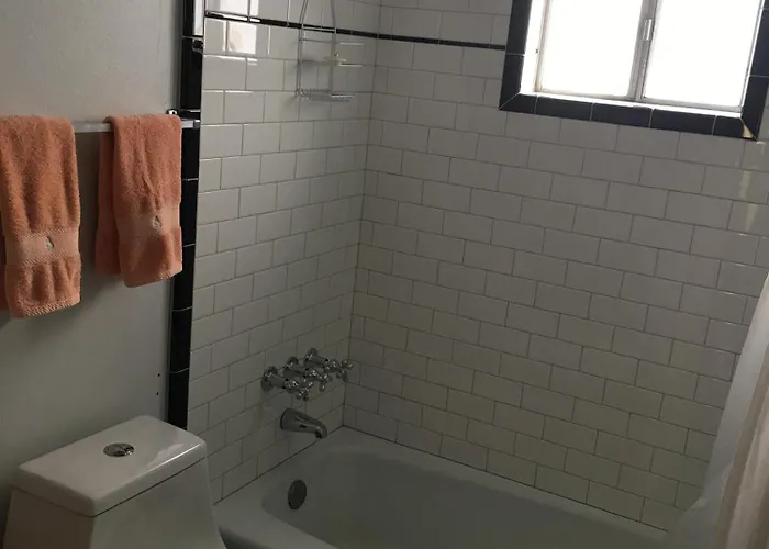 Tranquil, Conveniently Located 2 Bedroom Apartamento